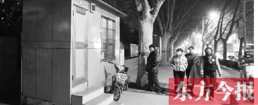 1月13日晚9點(diǎn)30分，鄭州市綠城廣場內(nèi)的公廁依然開放