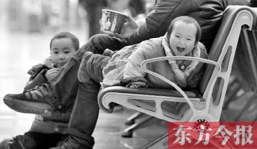 鄭州東站候車(chē)長(zhǎng)椅上，哈哈，馬上回家過(guò)年有禮物收了