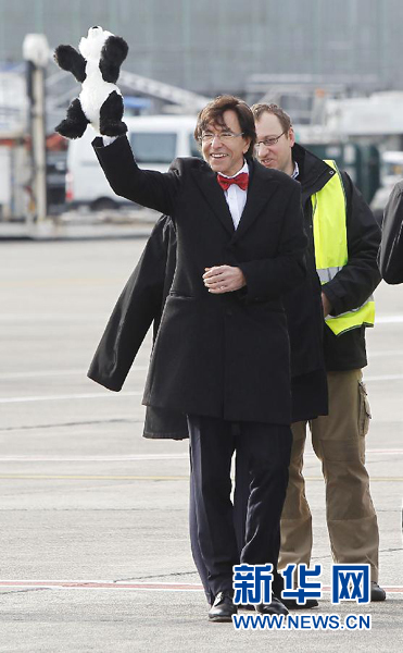 2月23日，在比利時首都布魯塞爾的國家機場，比利時首相迪呂波手舉熊貓玩具歡迎大熊貓“星徽”和“好好”