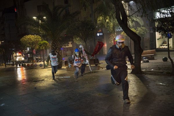 當?shù)貢r間2014年2月25日，土耳其伊斯坦布爾，總理涉腐錄音引發(fā)全國抗議，要求本屆政府下臺。