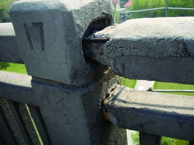 圖為大橋17號墩處橋面裂縫。梅建明 攝