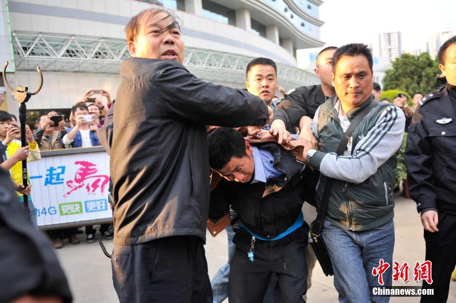 昆明市區(qū)發(fā)生劫持人質事件