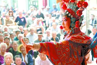 圖為8月15日戲曲演員在“流動(dòng)舞臺(tái)車(chē)”上表演傳統(tǒng)地方戲《穆桂英下山》。