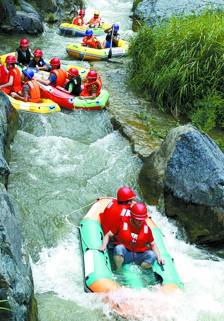 8月16日，游客在盧氏縣豫西大峽谷景區(qū)進(jìn)行漂流比賽。
