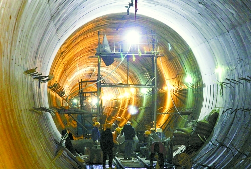 2012年12月30日，工人們在南水北調(diào)中線穿黃隧洞內(nèi)施工。