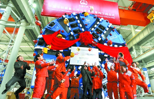 1月3日，由中鐵裝備公司設計制造的2臺中國中鐵盾構在鄭州正式下線