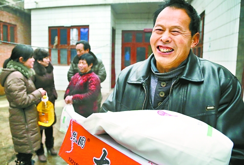 武陟縣困難戶(hù)獲救濟(jì)物品