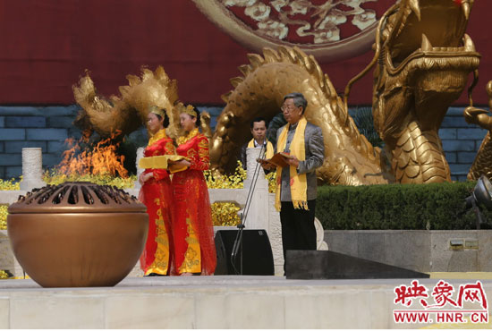 中華炎黃文化研究會會長許嘉璐宣讀拜祖大典拜祭文。映象網(wǎng)記者 邵恰 攝