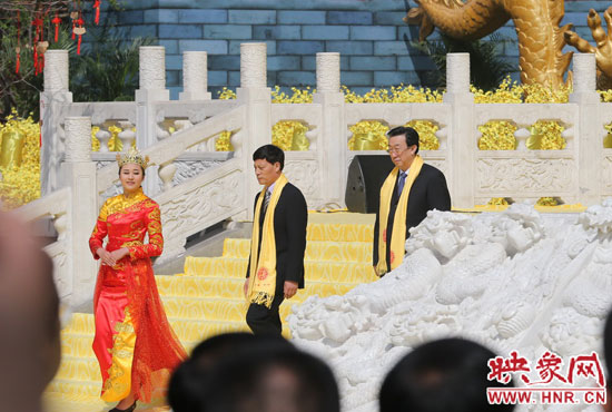 　河南省委書記、省人大常委會主任郭庚茂，河南省省長謝伏瞻敬獻(xiàn)花籃。映象網(wǎng)記者 邵恰 攝