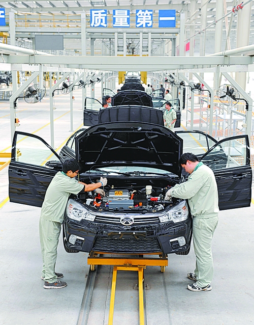 　　4月16日，新鄉(xiāng)市新能電動(dòng)汽車(chē)有限公司的工作人員在電動(dòng)汽車(chē)生產(chǎn)流水線上作業(yè)。目前，新鄉(xiāng)現(xiàn)有規(guī)模以