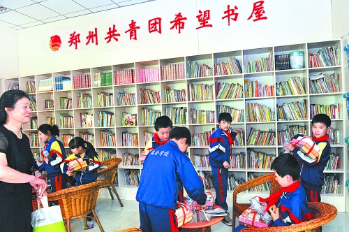 5月3日，來自貧困家庭的孩子在“雷鋒超市”拿到了心愛的圖書。