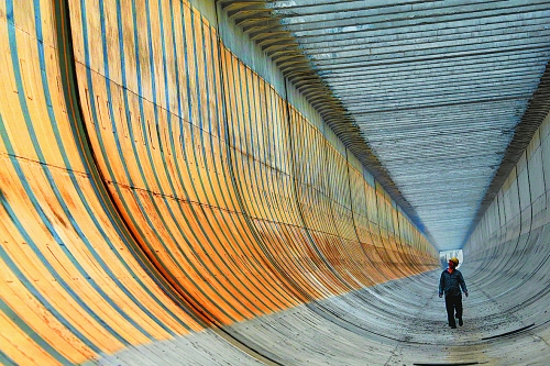 　　一榀榀梁式槽相連，丹江水將從這里穿過。