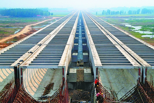 梁式渡槽橫跨沙河。