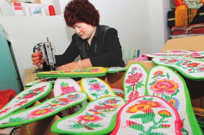 　5月8日，村民周菊芳正在趕制“擁軍鞋墊”。今年42歲的周菊芳是禹州市方山鎮(zhèn)程莊村一位村民，她有一項