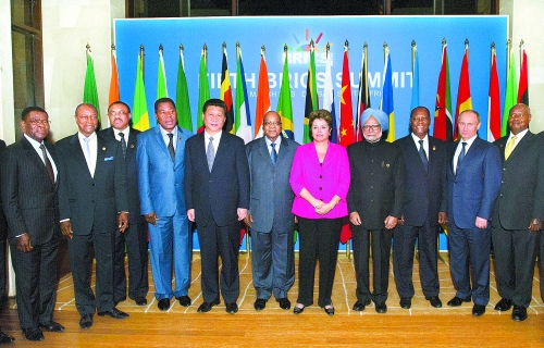 　3月27日，國家主席習(xí)近平在南非德班出席金磚國家領(lǐng)導(dǎo)人與非洲國家領(lǐng)導(dǎo)人對(duì)話會(huì)。這是與會(huì)領(lǐng)導(dǎo)人集體合