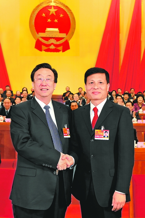 4月2日上午，新當(dāng)選的省人大常委會(huì)主任郭庚茂與新當(dāng)選的省人民政府省長謝伏瞻親切握手。郭宇 董亮 攝