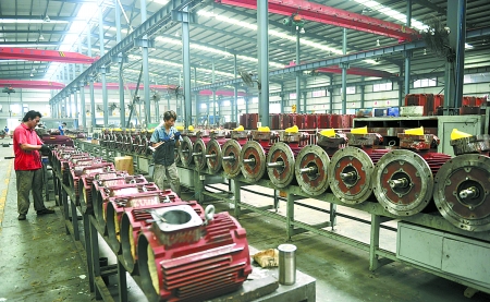 8月9日，南陽(yáng)微特防爆電機(jī)有限公司員工生產(chǎn)出口訂單產(chǎn)品。