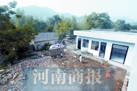 新校舍旁邊，是徐云玲和學生們用了多年的石頭校舍 河南商報記者 鄧萬里/攝