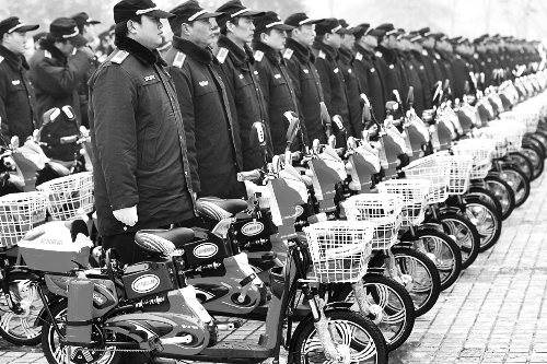 鄭州巡防隊(duì)員騎上巡邏電動(dòng)車(chē)