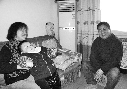 恩人找到了、飯碗保住了，張新明（右）與原竹青都開心地笑了。