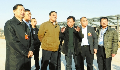 　　鄭州手拉手集團(tuán)董事長賈長明（右三）向省農(nóng)業(yè)廳廳長朱孟洲（右四），省政府副秘書長、省政府駐京辦主任