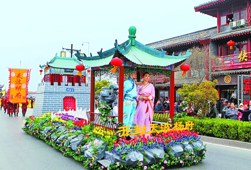 2013中國(開封)清明文化節(jié)舉行大巡游活動。記者 鄧放 攝