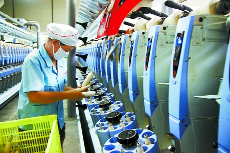 7月3日，在鄧州市永泰棉紡有限公司電腦控制全自動(dòng)紡紗車(chē)間，紡織工人正在生產(chǎn)棉紗。