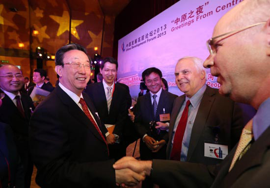 3月24日晚，省委書記、省長郭庚茂在參加中國發(fā)展高層論壇“中原之夜”活動時與外商親切握手交談。