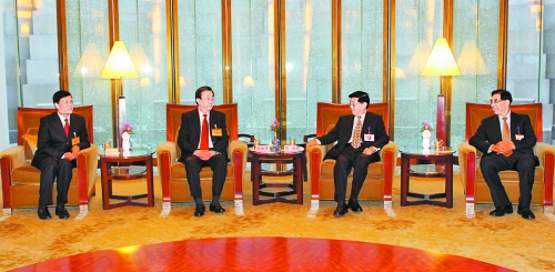 　3月24日，國務院發(fā)展研究中心主任李偉在北京會見了前來出席中國發(fā)展高層論壇“中原之夜”活動的河南省