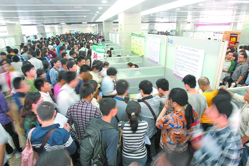 5月5日，招聘會現(xiàn)場人山人海，應(yīng)聘者云集。 大河報記者 陳曉東 攝