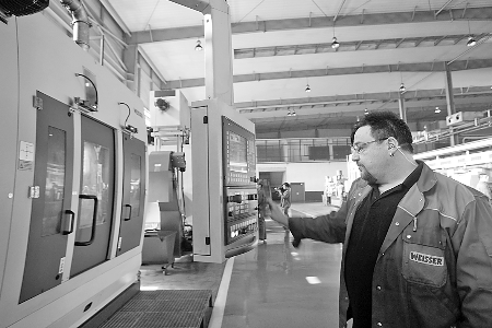 　　5月7日，來自德國的專家正在中原內(nèi)配股份有限公司的生產(chǎn)線上調(diào)試設備。該企業(yè)位于孟州市產(chǎn)業(yè)集聚區(qū)，