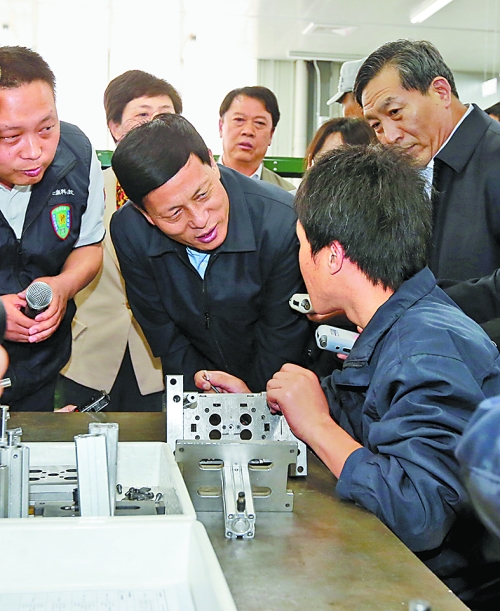 4月24日，省委副書記、省長謝伏瞻在濟源虎嶺產(chǎn)業(yè)集聚區(qū)考察。