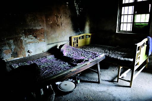 姐妹倆的臥室長期不通風(fēng)，又潮又悶