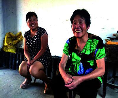 李國(guó)艷（左）和她婆婆