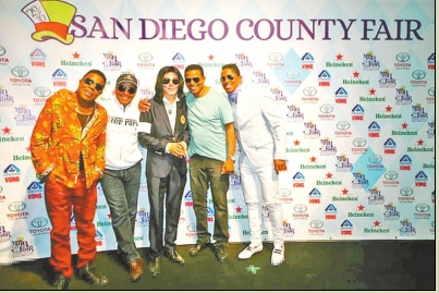 王杰克遜與邁克爾·杰克遜的哥哥們合影 王杰克遜與邁克爾·杰克遜的哥哥們合影