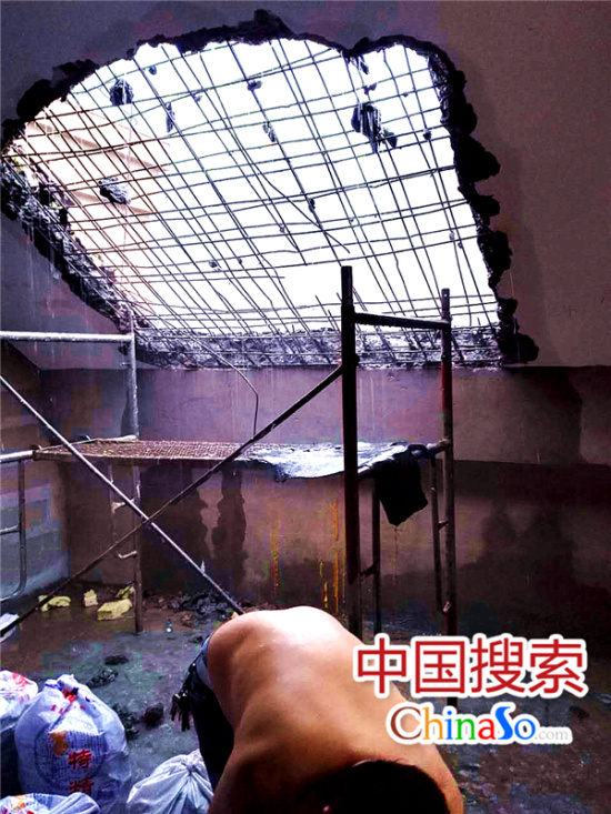 樓頂被鑿開(kāi)大洞，鋼筋裸露