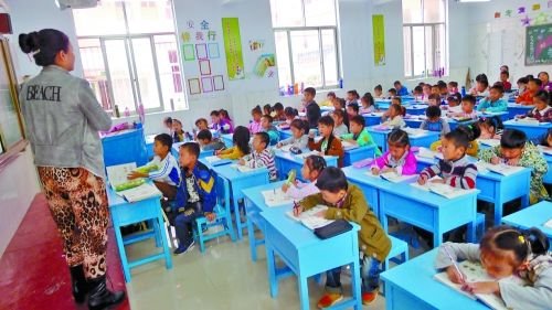 有的課桌直抵講臺,學(xué)生眼睛離黑板非常近。