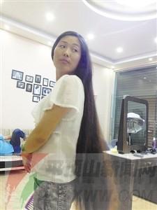 平頂山一女子路上不小心頭發(fā)散落 震驚路人