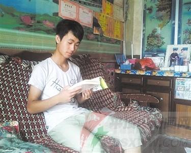 大學(xué)還沒開學(xué)，谷新成已開始瀏覽有關(guān)法律的書籍