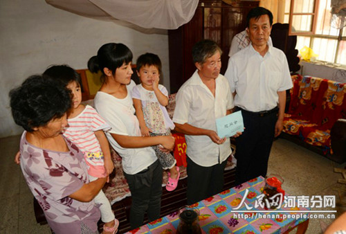 豫閩兩地領(lǐng)導(dǎo)赴濮陽劉利廣家中慰問 豫閩兩地領(lǐng)導(dǎo)赴濮陽劉利廣家中慰問