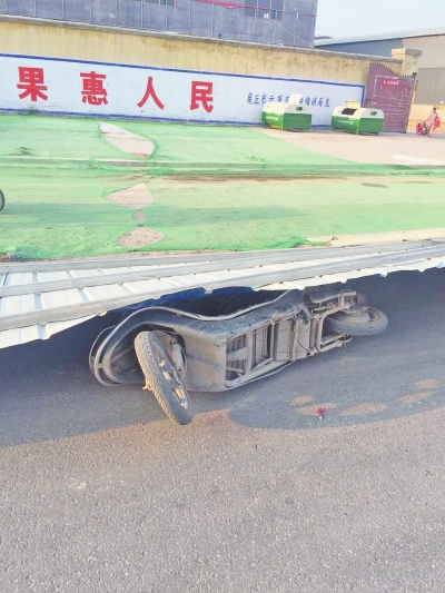 事發(fā)現(xiàn)場(chǎng)，男子的電動(dòng)車(chē)還在鐵皮墻下壓著。