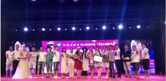 大賽總導演王軍嶺先生親臨現(xiàn)場，為報名點指導工作