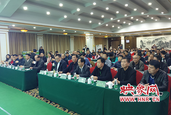 全國(guó)農(nóng)業(yè)專家聚集許昌聊“椿”事 成立香椿產(chǎn)業(yè)聯(lián)盟 全國(guó)農(nóng)業(yè)專家聚集許昌聊“椿”事 成立香椿產(chǎn)業(yè)聯(lián)盟