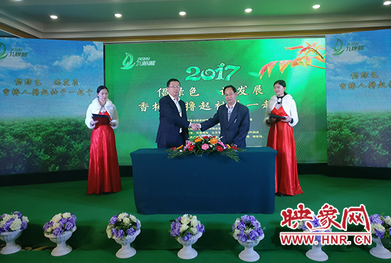 全國(guó)農(nóng)業(yè)專家聚集許昌聊“椿”事 成立香椿產(chǎn)業(yè)聯(lián)盟 全國(guó)農(nóng)業(yè)專家聚集許昌聊“椿”事 成立香椿產(chǎn)業(yè)聯(lián)盟