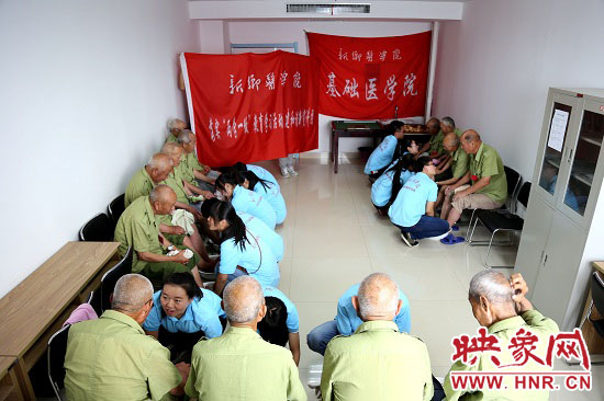 新鄉(xiāng)醫(yī)學(xué)院大學(xué)生暑期社會(huì)實(shí)踐隊(duì)員到新鄉(xiāng)市榮軍醫(yī)院為老紅軍、老戰(zhàn)士洗腳