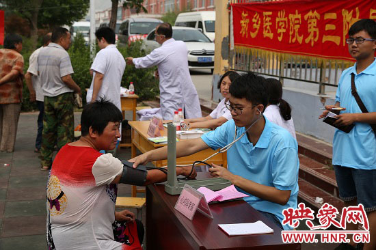 新鄉(xiāng)醫(yī)學院師生到唐莊義診 學習吳金印為群眾辦好事