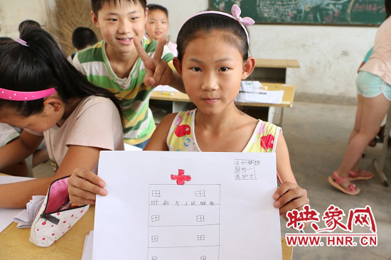 在以“中國夢”主題 的繪畫課堂上，孩子們寫下了自己的夢想