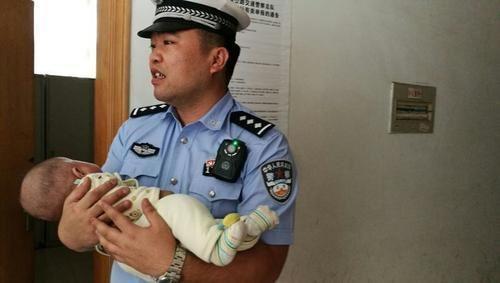 周口老人一人帶嬰兒開車遇車禍 孩子身世引懷疑