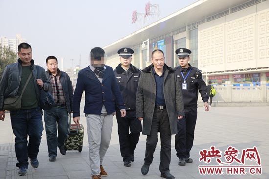 男孩陷傳銷窩鄭州警方千里解救 揭秘帶血照片制造過程 男孩陷傳銷窩鄭州警方千里解救 揭秘帶血照片制造過程