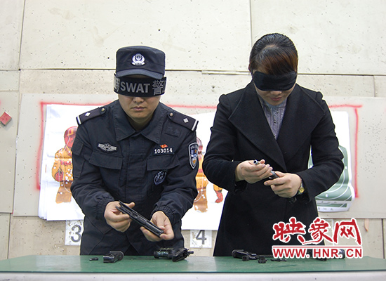 巾幗不讓須眉！鄭州女警蒙眼拆裝手槍不到一分鐘